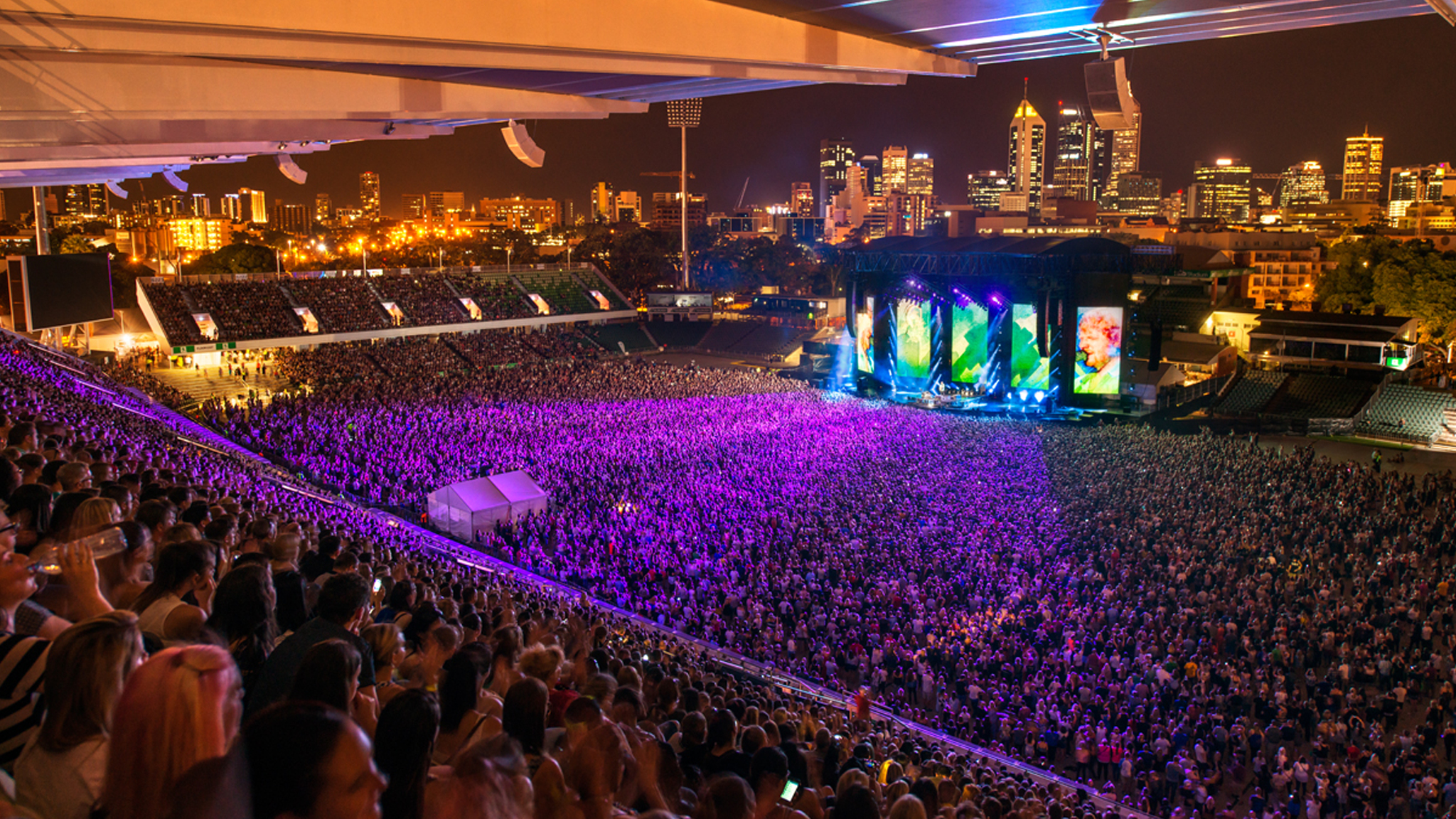 Full crowd at Ed Sheeran event in 2015